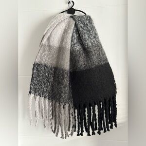 ✨NWT✨ Kelly & Katie: Ladies Scarf